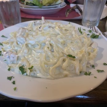 Luigi's Restaurant - Fettuccine Alfredo with Chicken - Pizza Near Me - Old Saybrook, Connecticut