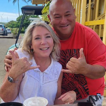 Deez Bowls - Hanging with Sam, the owner of Deez Bowls! - Food Trucks Near Me - Kahuku, Hawaii