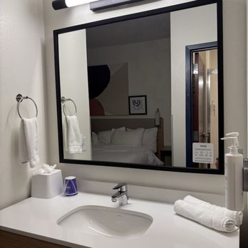 Spark by Hilton - Vanity - Hotels Near Me - Wilmington, North Carolina Spark by Hilton - Vanity - Hotels Near Me - Wilmington, North Carolina