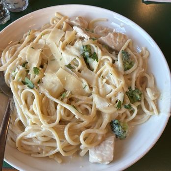 Giordano's Restaurant - Alfredo with broccoli & chicken - Pizza Near Me - Oak Bluffs, Massachusetts