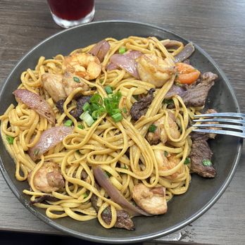 Al Toque Peruvian Kitchen - Tallarin Saltados - Peruvian Near Me - Oceanside, California