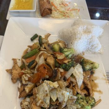 Thai La Moon - Mixed Vegetable Stir Fry with chicken - Thai Near Me - Edmond, Oklahoma Thai La Moon - Mixed Vegetable Stir Fry with chicken - Thai Near Me - Edmond, Oklahoma