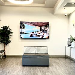 Southern Nevada Dental Implants & Oral Surgery - Welcomed by soft lounge/cruise music and a large screen tropical island ... SO tranquil and relaxing. Plus the entire facility is spotless.