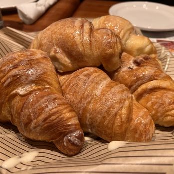 Cheddar's Scratch Kitchen - Honey Butter Croissants - American Near Me - The Colony, Texas
