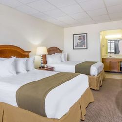 Days Inn by Wyndham Bedford - Guest room
