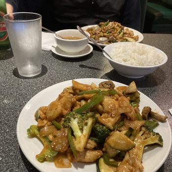 Dragon's Bistro - Garlic spicy chicken and cashew chicken - Chinese Near Me - Gig Harbor, Washington