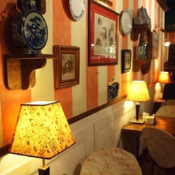 Poppy's Restaurant & Wine Bar - 小店用上很多裝飾品來營造氣氛