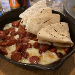 Pan Y Vino - Chitorra com queso