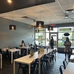 Food Eyez Caribbean Cuisine - Nice dining area.