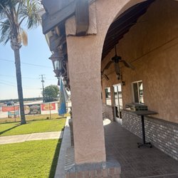 Los Amigos Restaurant - The outside, nice and clean with shade