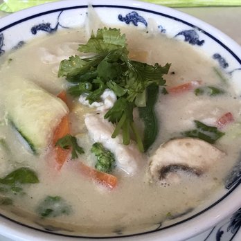 Hang Zhou - Vorspeise: Suppe mit Zitronengras, Kokosmilch und Hähnchen - Chinese Near Me - Gilching, BY Hang Zhou - Vorspeise: Suppe mit Zitronengras, Kokosmilch und Hähnchen - Chinese Near Me - Gilching, BY