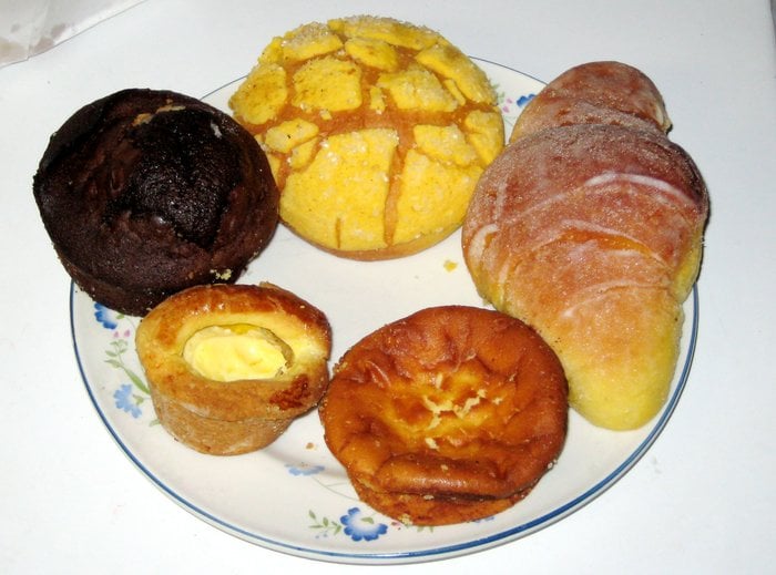 Tres Estrellas Bakery Logo
