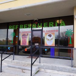 Refresquera el Caribeño - Front entrance of this place.