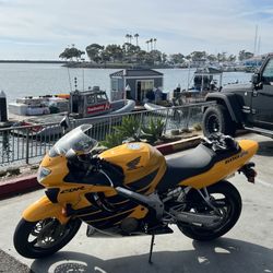 Dana Point Fuel Dock - Did not go for fuel, but wanted to stop and take in the views. Nice place to see surfers, boats and see people fish off the rocks