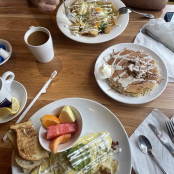 Broken Yolk Cafe - Chilaquiles Bowl, Californian Omelet, Cinna-Cakes - Breakfast & Brunch Near Me - Irvine, California