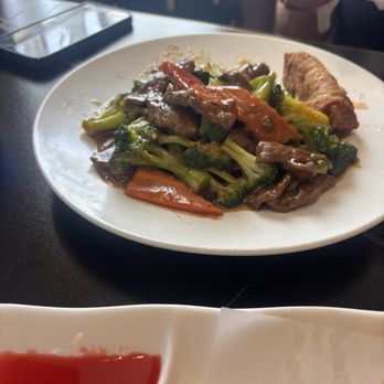 Mulan Asian Kitchen - CD1. Beef w. Broccoli with an eggroll - Asian Fusion Near Me - Forest Hill, Texas