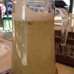 Pezwitz - Muy rica limonada en una muy buena jarra! :)