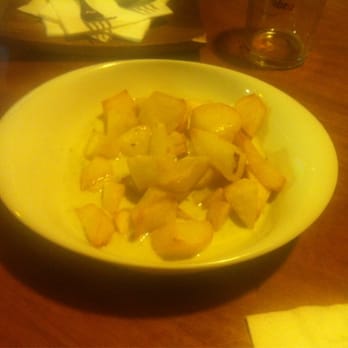 El Trentasis - Patatas con salsa de queso cabrales. Yummy!! - Bars Near Me - Barcelona, B