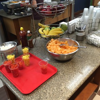 Hampton Inn - Breakfast- Fruit - Hotels Near Me - Saltillo, COA