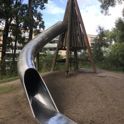 Spielplatz Eichtalpark - Die Tunnelrutsche ist ziemlich schnell.