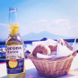 Taralli Caldi da Luciano - Ecco cosa vi aspetta se vi sedete da Luciano a Via Caracciolo/Parthenope. Taralli caldi e birra fredda. Una goduria di panorama.