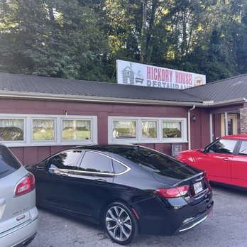 Hickory House Restaurant - cars parked in front of the restaurant - Barbeque Near Me - Pulaski, Tennessee