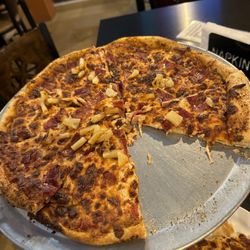 El Restaurant De Ramon - Hawaiian pizza, looks a bit overdone but was fine, pretty tasty! Large portion.
