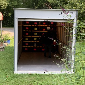 Ceazar Boyz Moving - Filling 20' Pod with Totes. - Movers Near Me Ceazar Boyz Moving - Filling 20' Pod with Totes. - Movers Near Me