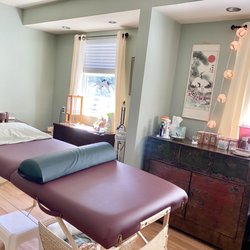 Soaring Crane Acupuncture - Relaxing treatment room