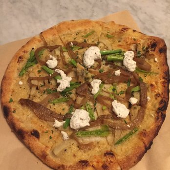 True Food Kitchen - Heirloom tomato pizza with almond ricotta - New American Near Me - Chicago, Illinois