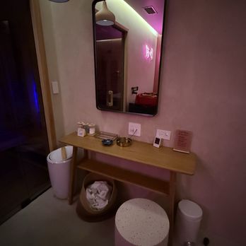 Pure Recovery - Amenities like cotton pads, makeup remover wipes, timer & cord to plug your phone in for charging and also music in your private room - Cryotherapy Near Me - Sherman Oaks, California Pure Recovery - Amenities like cotton pads, makeup remover wipes, timer & cord to plug your phone in for charging and also music in your private room - Cryotherapy Near Me - Sherman Oaks, California