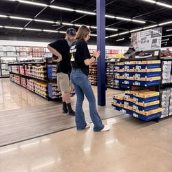 SKECHERS Warehouse Outlet - Caitlin saves the day !