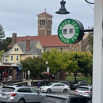 Moge Tee Amherst - a starbucks sign on the side of a building - Bubble Tea Near Me - Amherst, Massachusetts