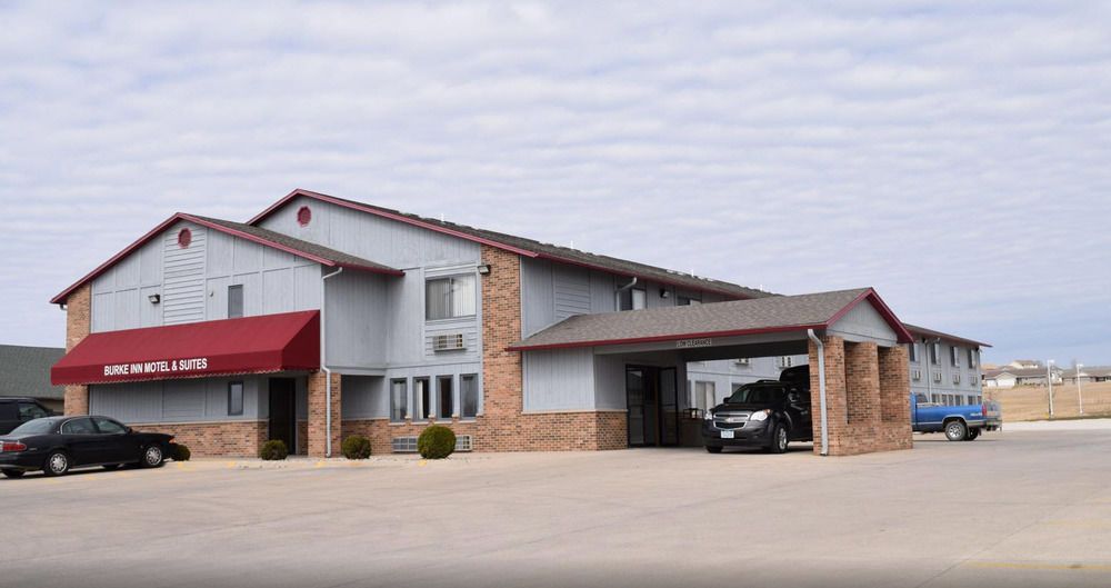 BURKE INN MOTEL & SUITES Updated August 2024 21 Photos 1225 Plaza Dr, Carroll, Iowa