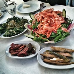 Nefis Balık Evi - Salatas ve mezelerden bir bölüm..