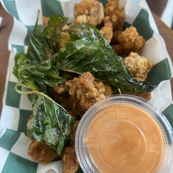 Greatea - Taiwanese fried chicken with fried basil leaves. The basil leaf was really good. Would they mayonnaise Sriracha sauce to dip? - Bubble Tea Near Me - Suwanee, Georgia