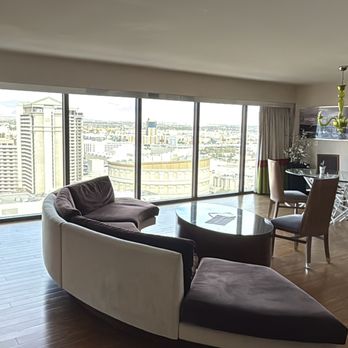 Flamingo - great room with large windows - Hotels Near Me - Las Vegas, Nevada