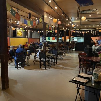 The Pizza Stone - Inside .. love music and tables - Pizza Near Me - Chester, Vermont