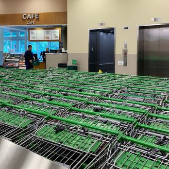 Publix - a row of green shopping carts - Grocery Near Me - Doral, Florida Publix - a row of green shopping carts - Grocery Near Me - Doral, Florida
