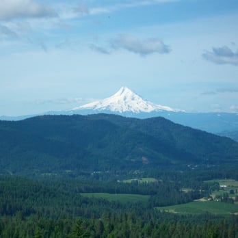 Husum Highlands Bed & Breakfast - Backyard view of Mt. Hood - Bed & Breakfast Near Me - Husum, Washington