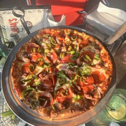 Dina's Pizza & Pub - Deluxe Pizza