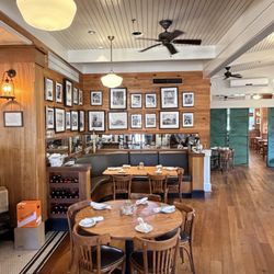 Grand Isle Seafood - Dining area