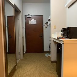 Comfort Suites - Microwave and fridge