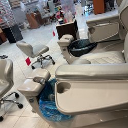 Be You Tiful Nails & Spa - Pedicure chair