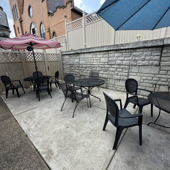 Difiore's Ice Cream Delite - a patio with tables and chairs - Ice Cream & Frozen Yogurt Near Me - Pittsburgh, Pennsylvania