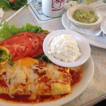 Omelette Inn - Chefs special with guacamole and sour cream on the side with tomatoes and cottage cheese instead of hashbrowns. Yum! - Breakfast & Brunch Near Me - Long Beach, California