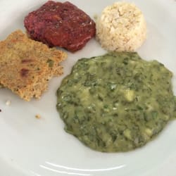 Green Restaurante Vegetariano - Prato quente do dia. Arroz integral, assado de triguinho, bife de beterraba e creme de espinafre.