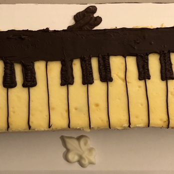 Voodoo Sweets - Keyboard wedding cheesecake decorated in dark chocolate - Desserts Near Me Voodoo Sweets - Keyboard wedding cheesecake decorated in dark chocolate - Desserts Near Me