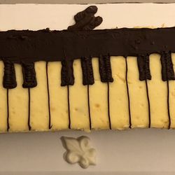 Voodoo Sweets - Keyboard wedding cheesecake decorated in dark chocolate