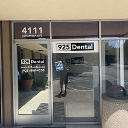 925 Dental - Front door upon entry.